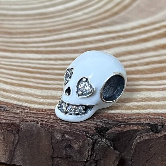 Pandora Glow-in-the-dark Sparkling Skull Charm - Picture 4 of 4